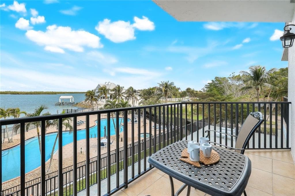 700 La Peninsula Blvd 206, Naples, FL 34113-28