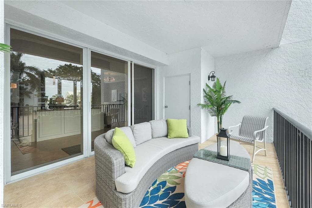 700 La Peninsula Blvd 206, Naples, FL 34113-35