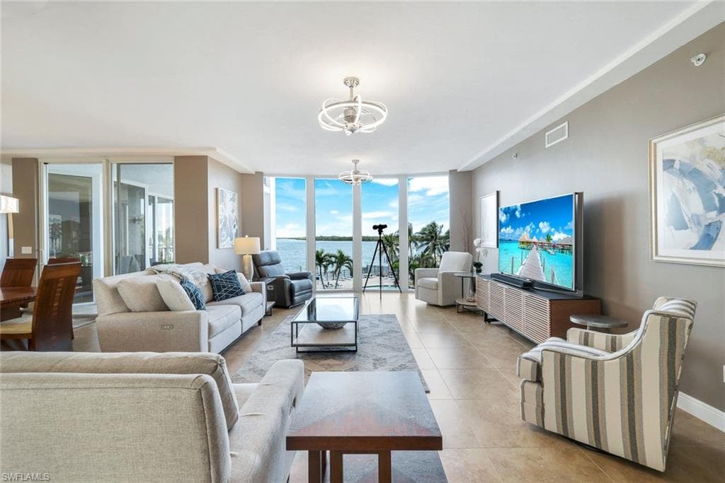 700 La Peninsula Blvd 206, Naples, FL 34113-2