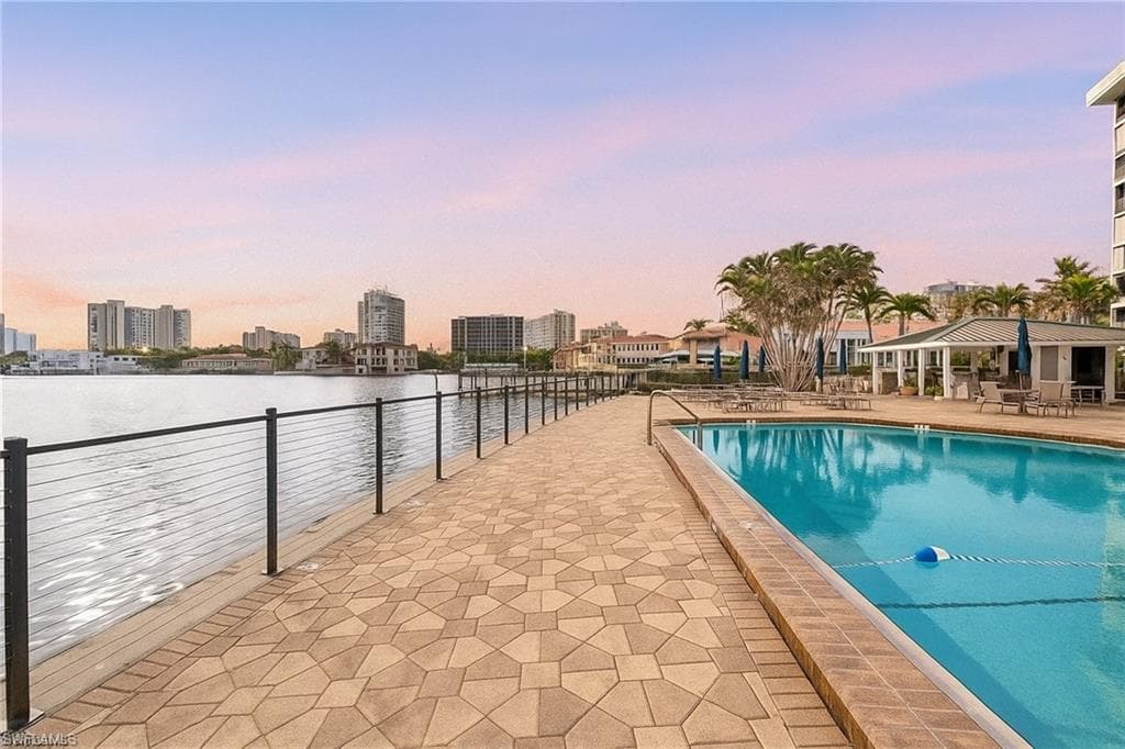 300 Park Shore Dr 5b, Naples, FL 34103-26