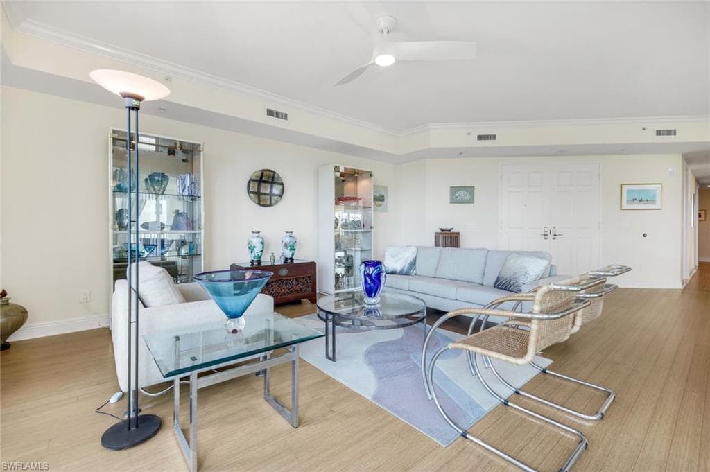 285 Grande Way 401, Naples, FL 34110-10