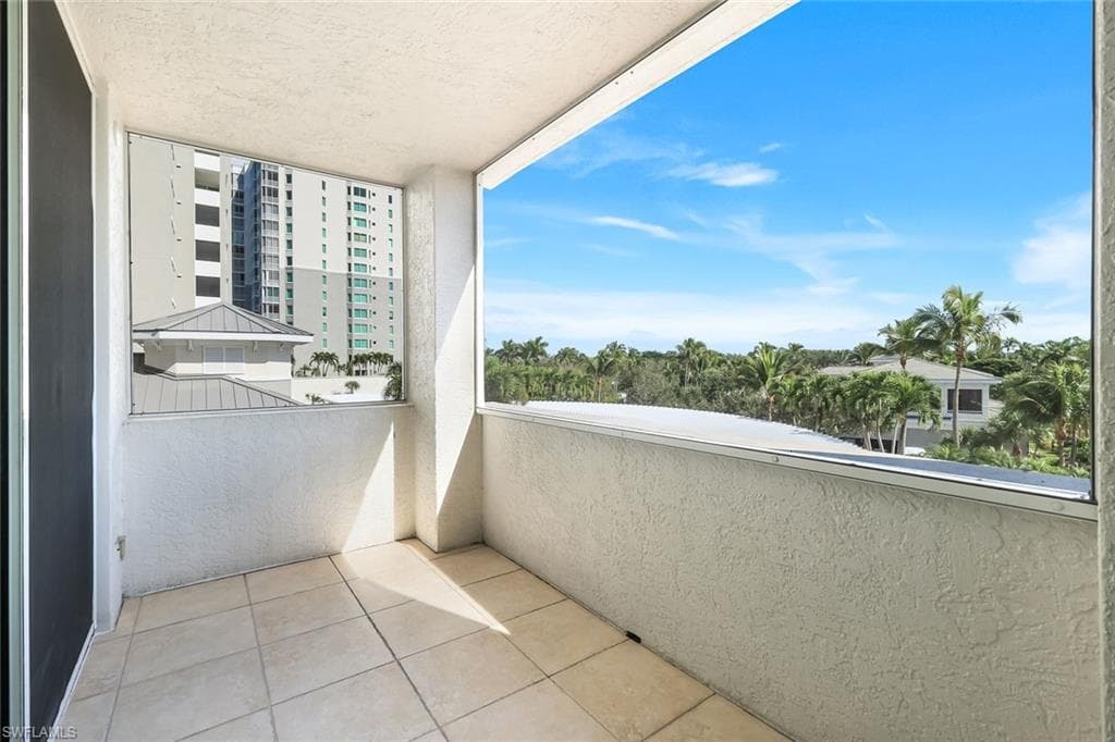 285 Grande Way 401, Naples, FL 34110-33