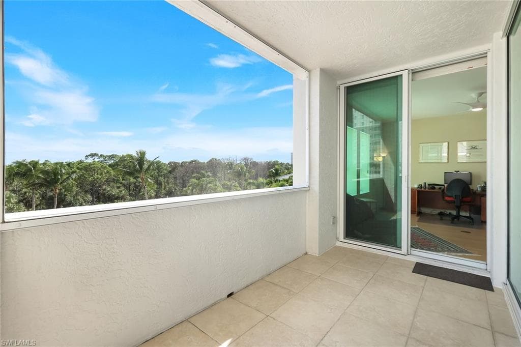 285 Grande Way 401, Naples, FL 34110-34