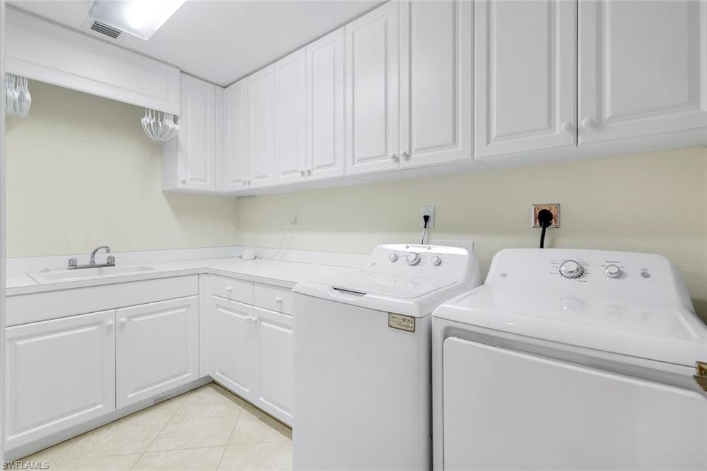 285 Grande Way 401, Naples, FL 34110-36