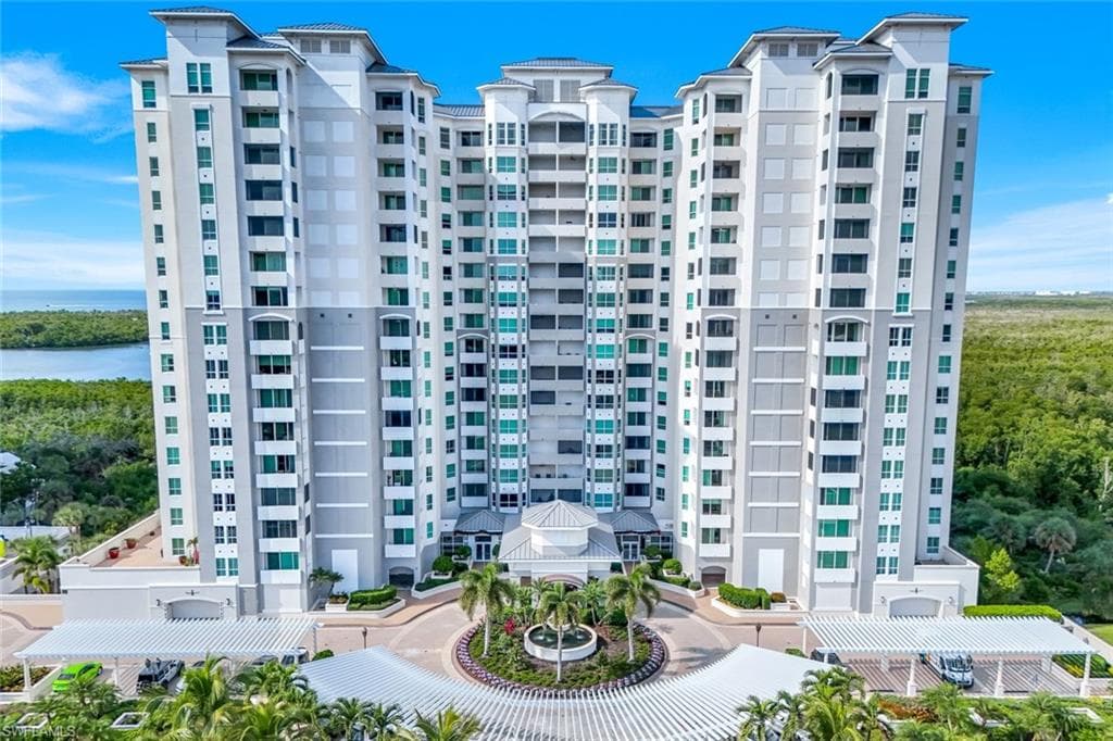 285 Grande Way 401, Naples, FL 34110-3