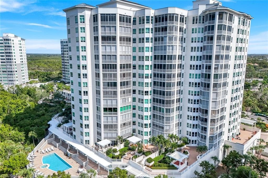 285 Grande Way 401, Naples, FL 34110-4