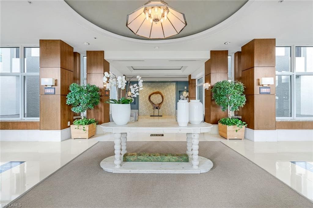 285 Grande Way 401, Naples, FL 34110-5