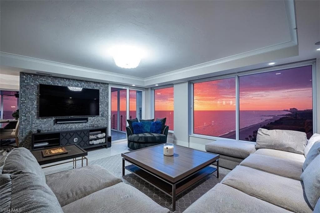 10 Seagate Dr 10n, Naples, FL 34103-19