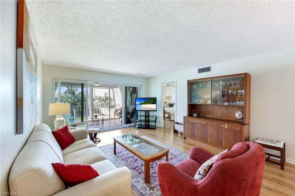 4200 Belair Ln 302, Naples, FL 34103-4