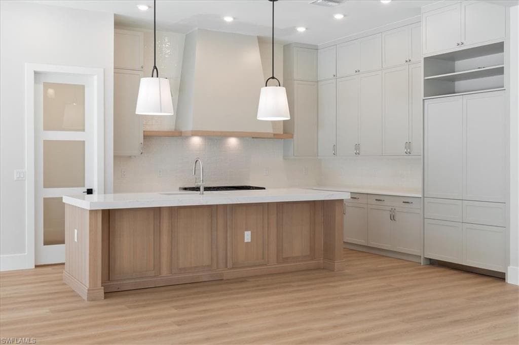 699 1st St NW, Naples, FL 34120-14