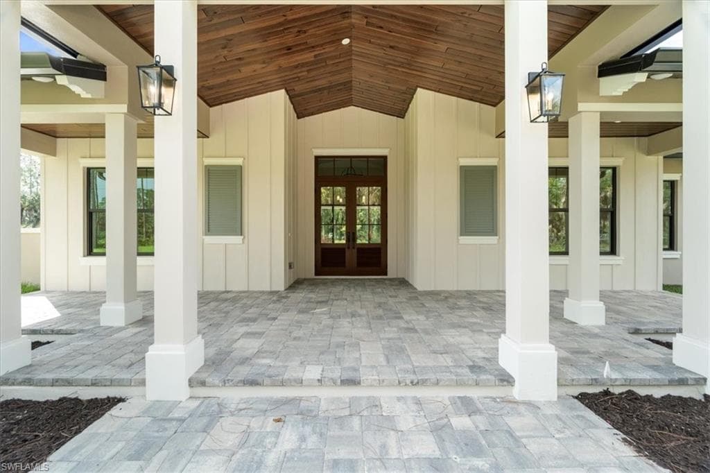 699 1st St NW, Naples, FL 34120-3