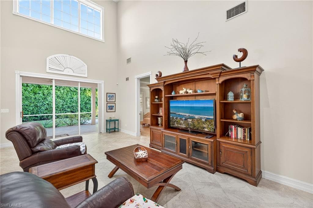 4822 Europa Dr, Naples, FL 34105-8