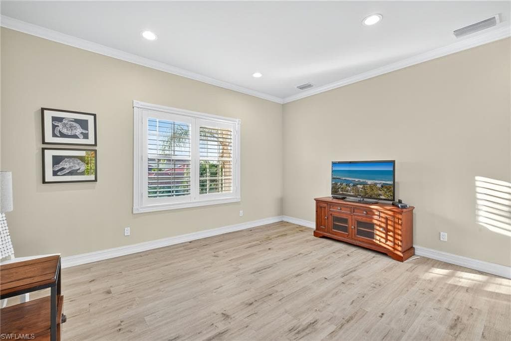 4822 Europa Dr, Naples, FL 34105-16