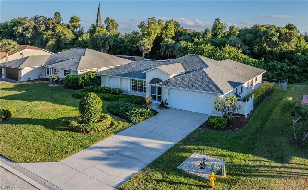 30 Wickliffe Dr, Naples, FL 34110-1