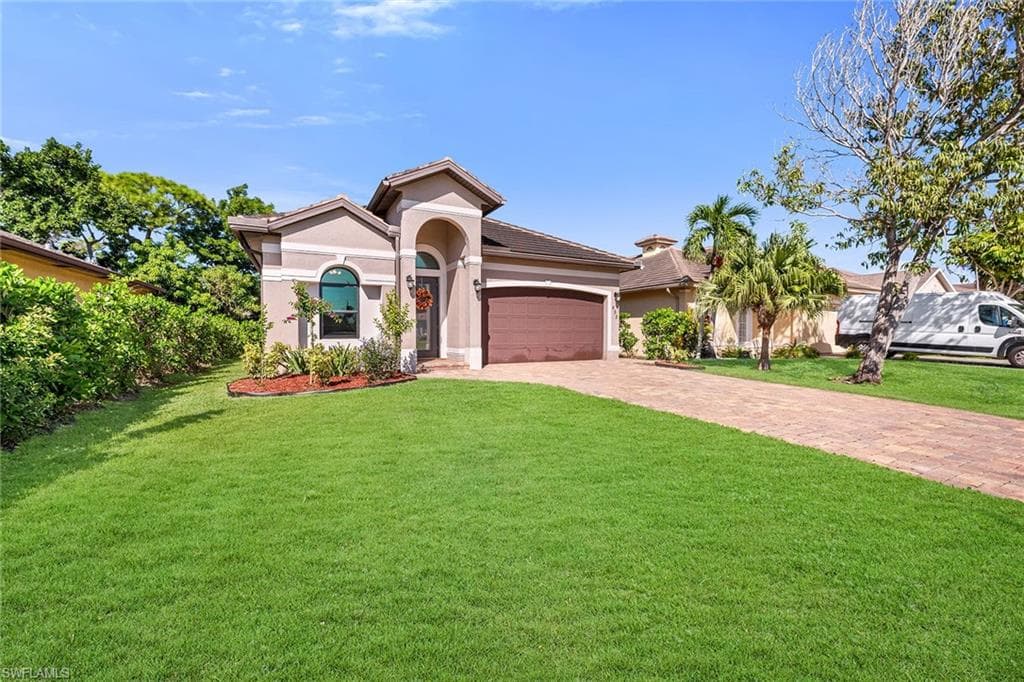 833 109th Ave N, Naples, FL 34108-38