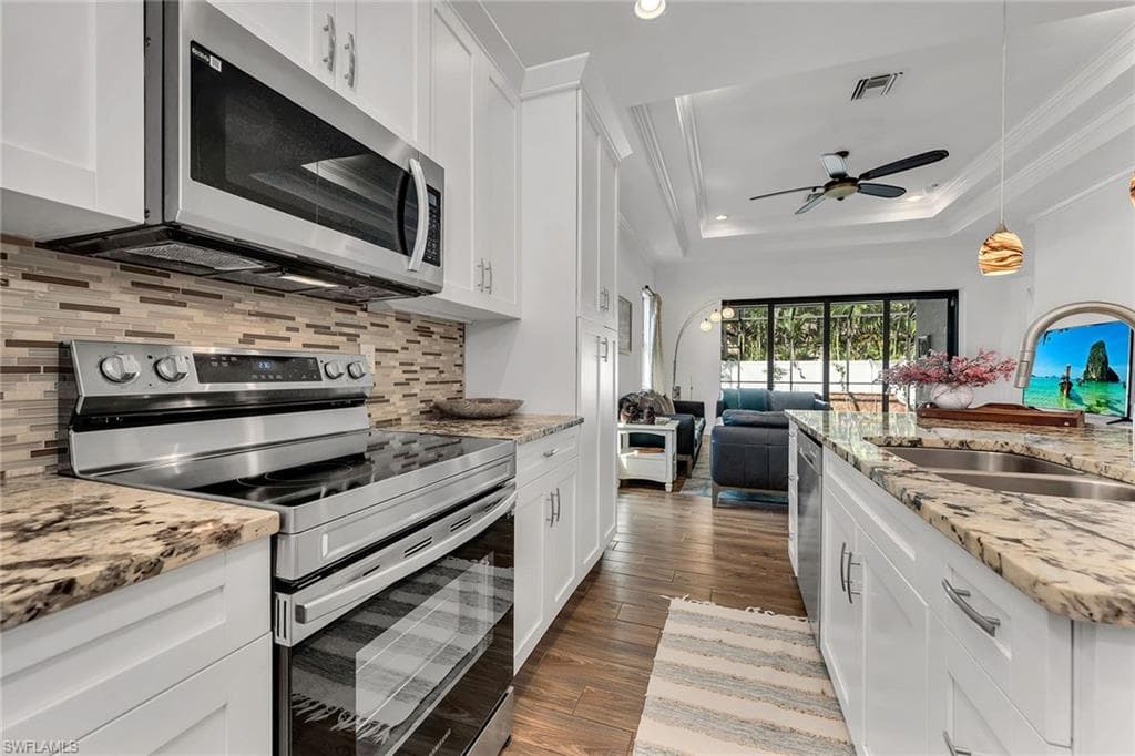 833 109th Ave N, Naples, FL 34108-3