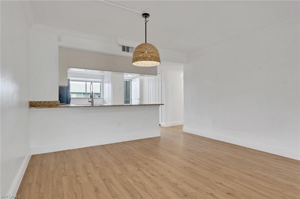 146 Cypress Way E 7, Naples, FL 34110-8