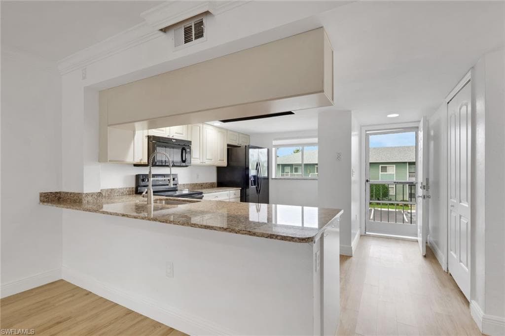 146 Cypress Way E 7, Naples, FL 34110-3