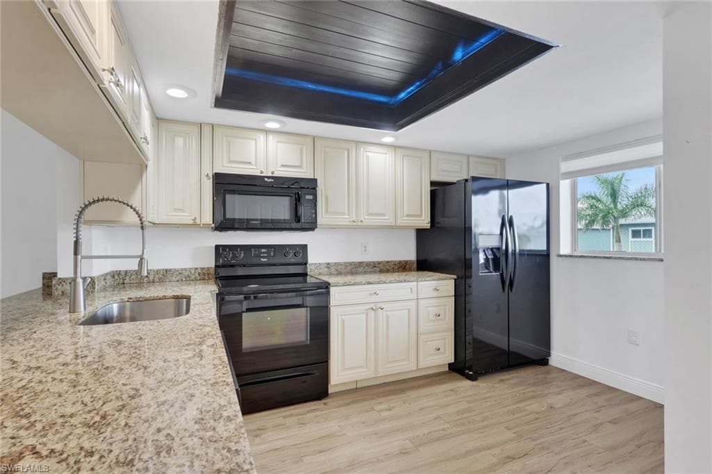 146 Cypress Way E 7, Naples, FL 34110-4