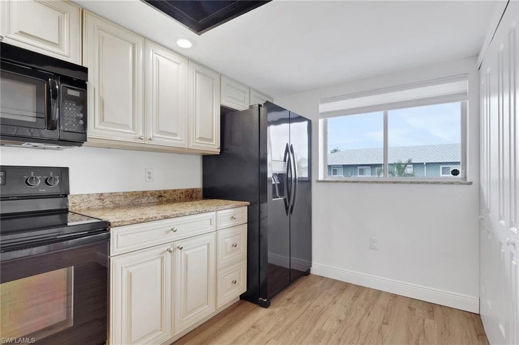 146 Cypress Way E 7, Naples, FL 34110-5