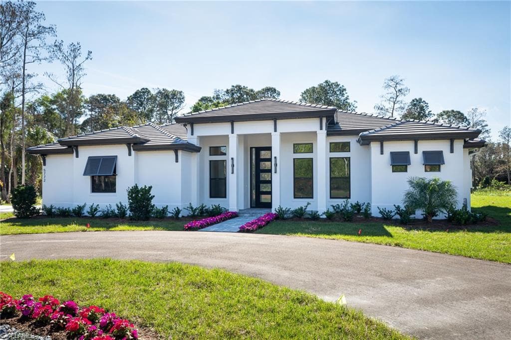 5772 Green Blvd, Naples, FL 34116-2