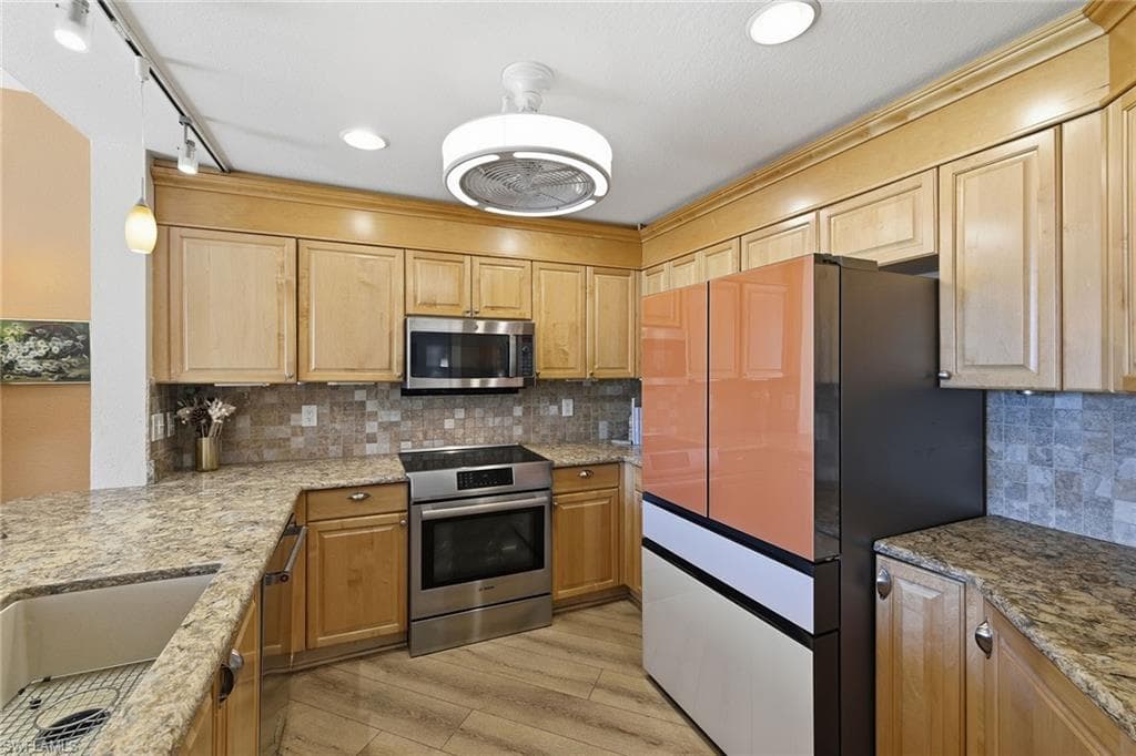 900 Diamond Cir 905, Naples, FL 34110-8