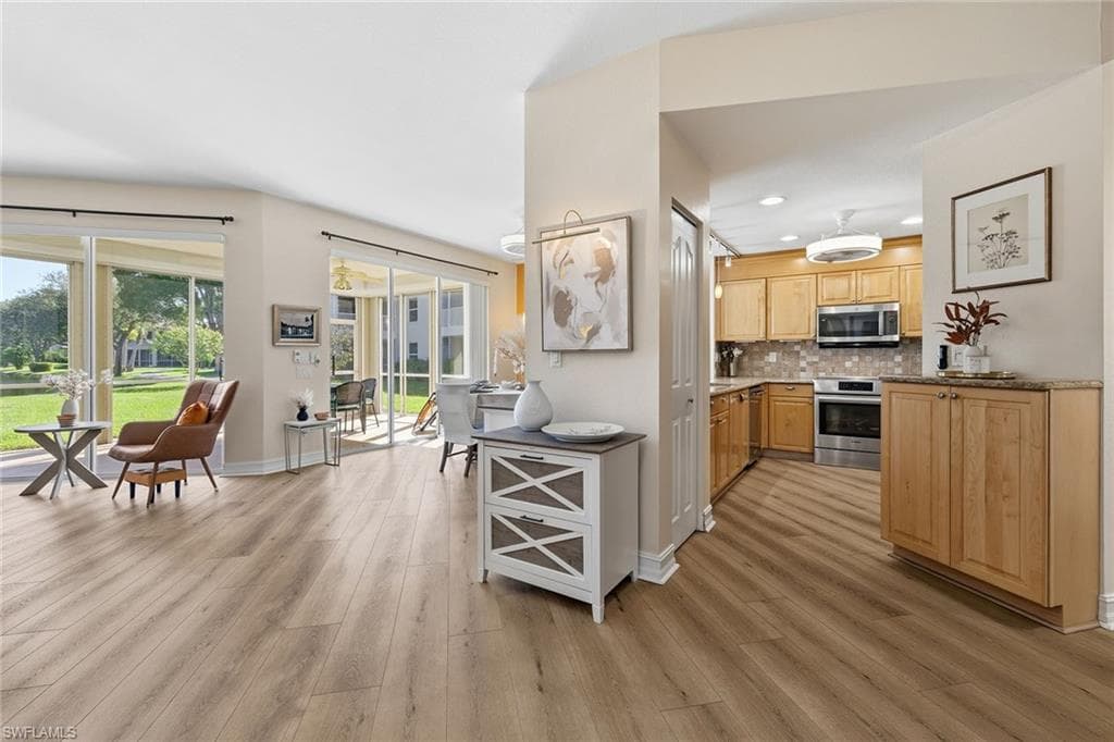 900 Diamond Cir 905, Naples, FL 34110-9