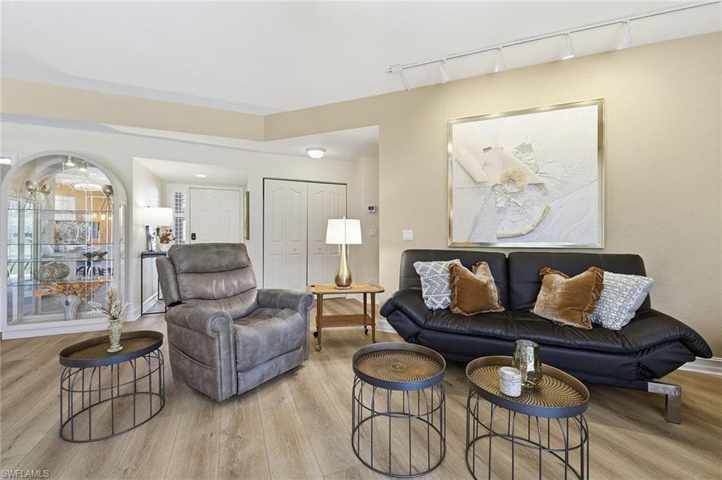 900 Diamond Cir 905, Naples, FL 34110-15