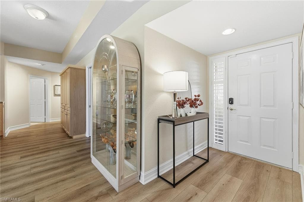 900 Diamond Cir 905, Naples, FL 34110-16