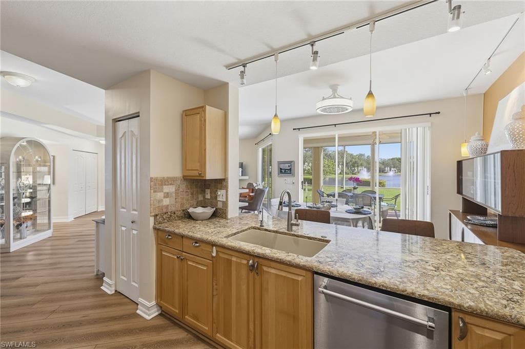 900 Diamond Cir 905, Naples, FL 34110-5