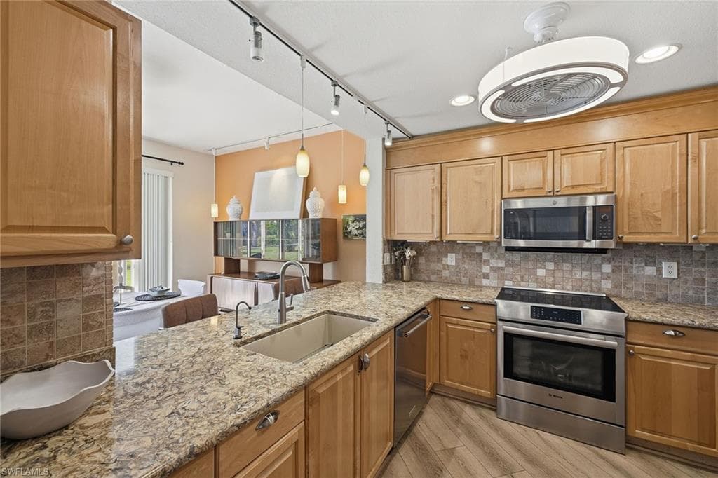 900 Diamond Cir 905, Naples, FL 34110-6