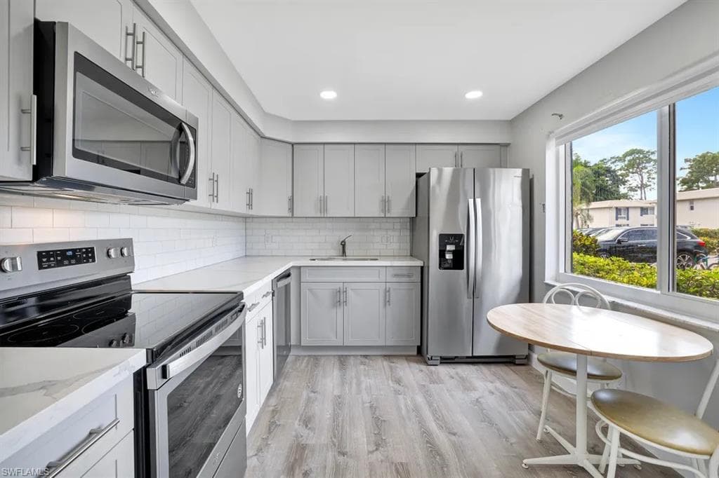 250 Candycane Ln 1013, Naples, FL 34112-1