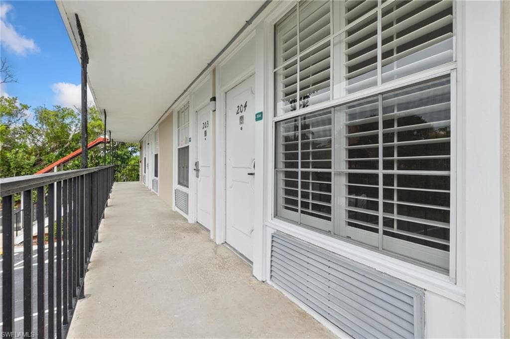 2555 9th St N 204, Naples, FL 34103-9