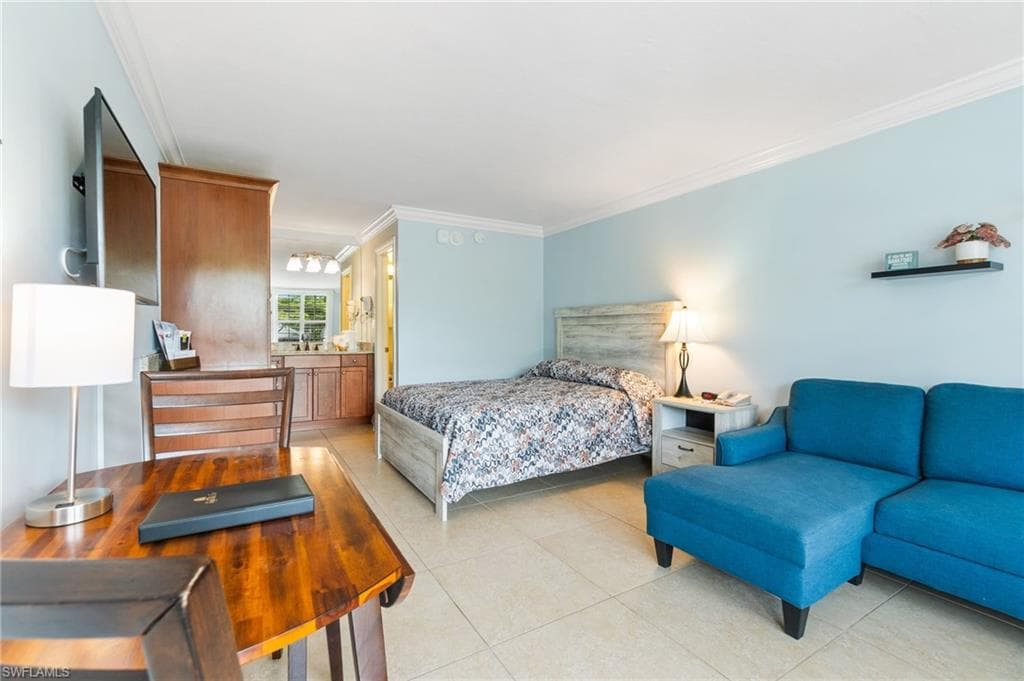 2555 9th St N 204, Naples, FL 34103-13