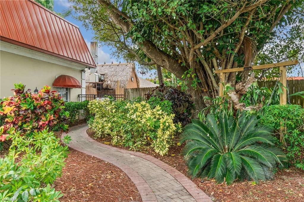 2555 9th St N 204, Naples, FL 34103-21