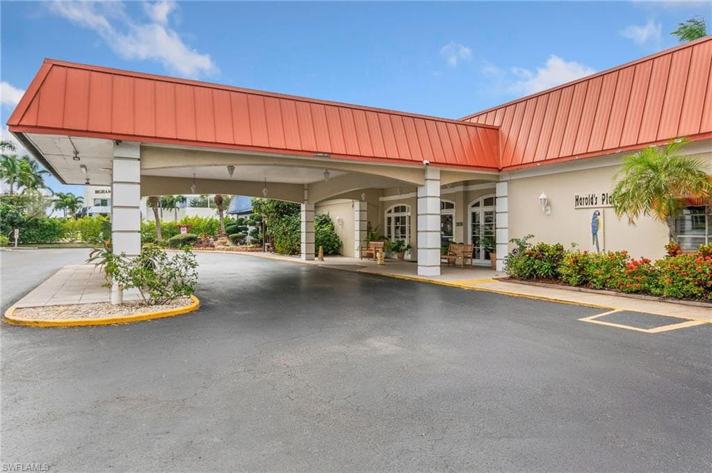 2555 9th St N 204, Naples, FL 34103-26