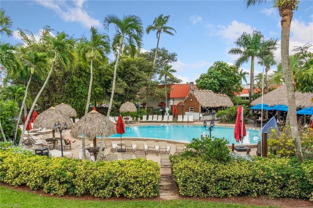 2555 9th St N 204, Naples, FL 34103-3