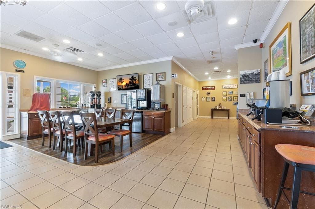 2555 9th St N 204, Naples, FL 34103-4