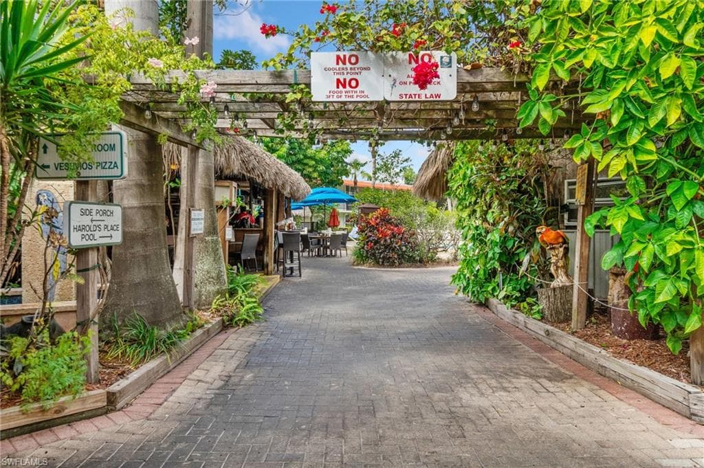 2555 9th St N 204, Naples, FL 34103-7