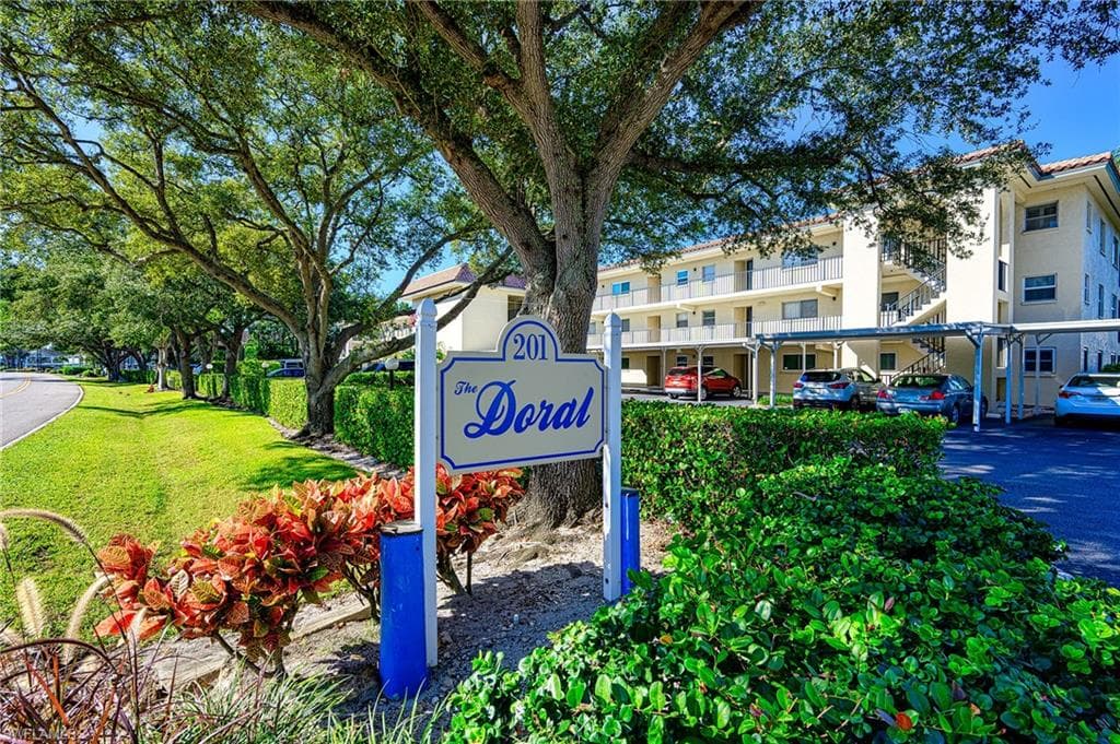 201 Quail Forest Blvd 103, Naples, FL 34105-1