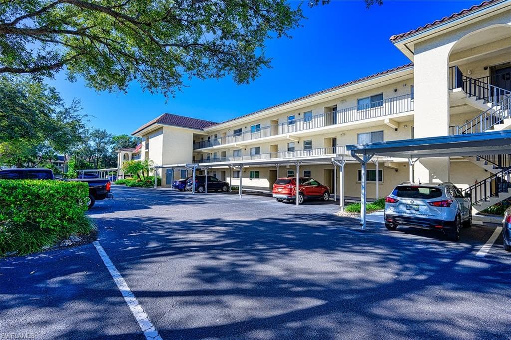 201 Quail Forest Blvd 103, Naples, FL 34105-28