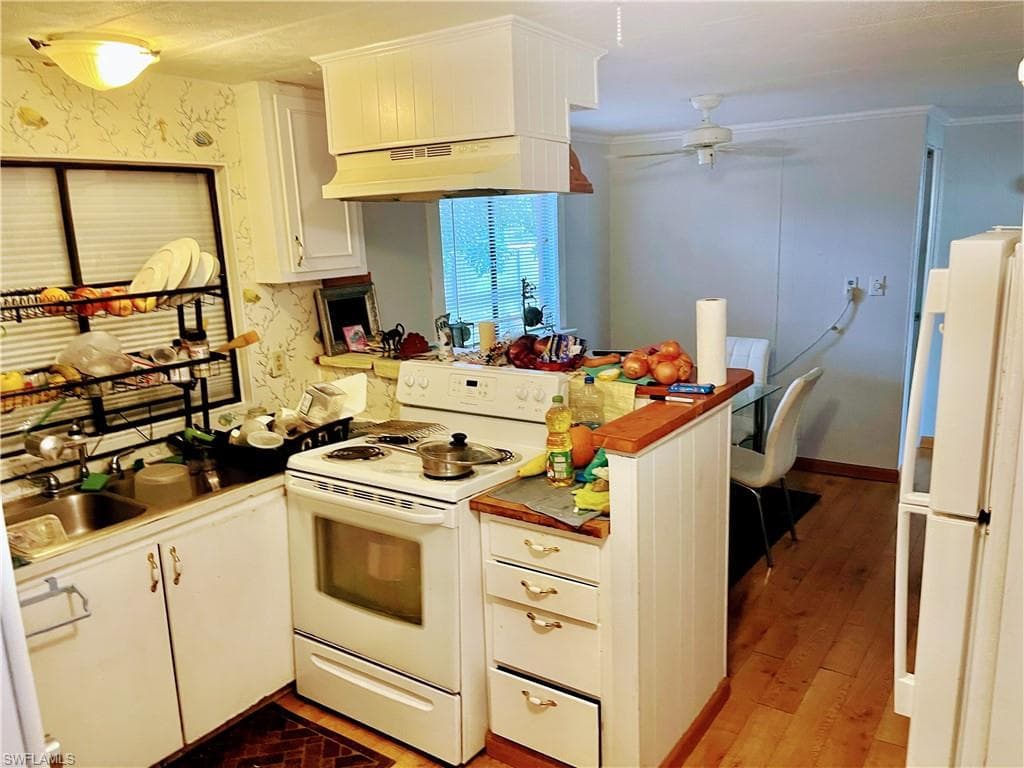 2036 Seagrape Court Ct NE, Naples, FL 34110-5