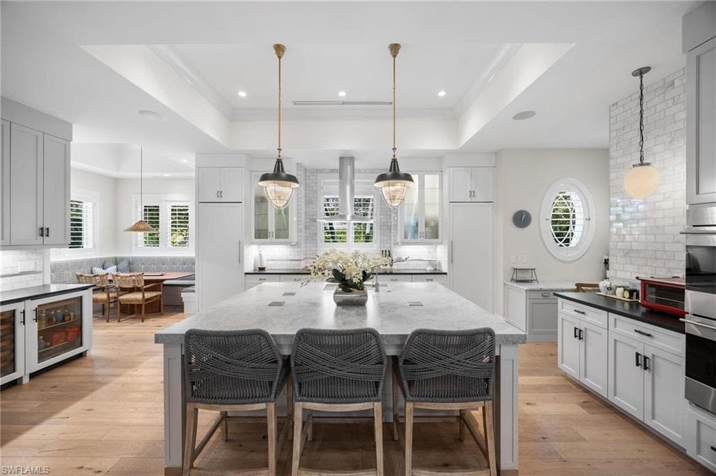 550 4th Ave N, Naples, FL 34102-9