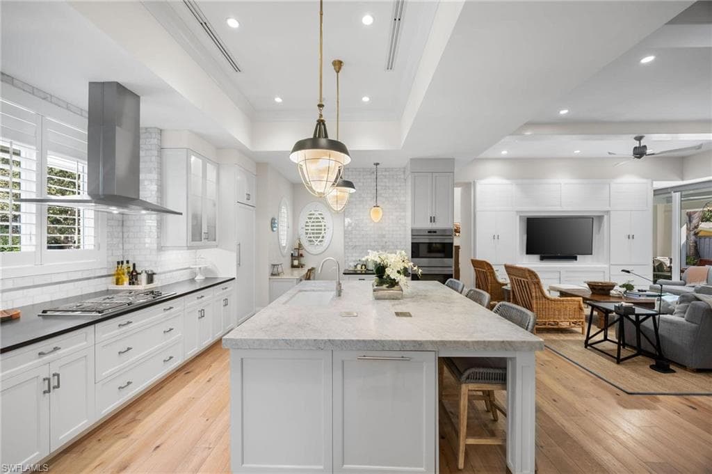 550 4th Ave N, Naples, FL 34102-10