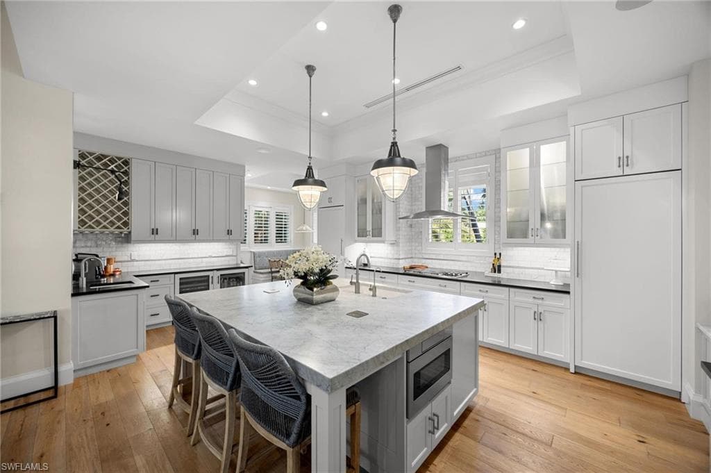 550 4th Ave N, Naples, FL 34102-11