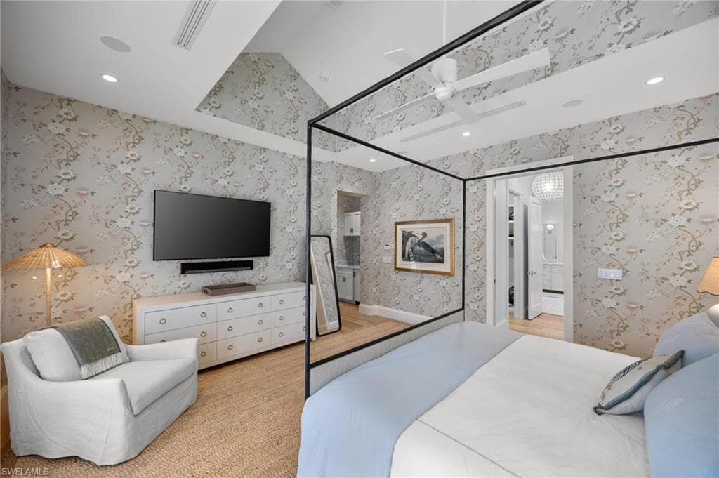 550 4th Ave N, Naples, FL 34102-18