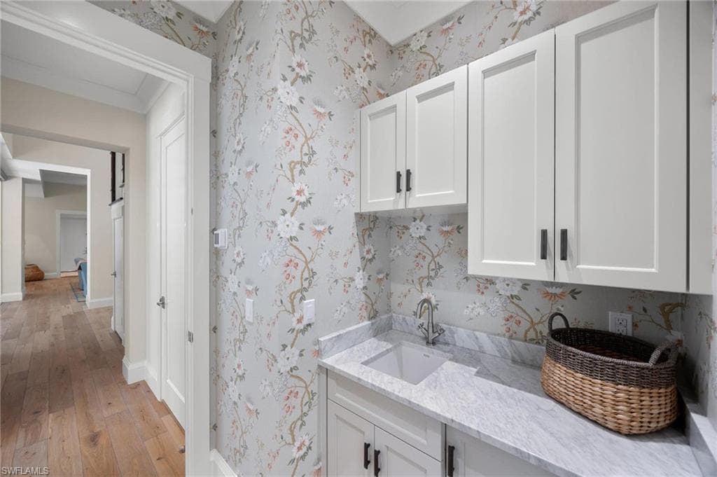 550 4th Ave N, Naples, FL 34102-21