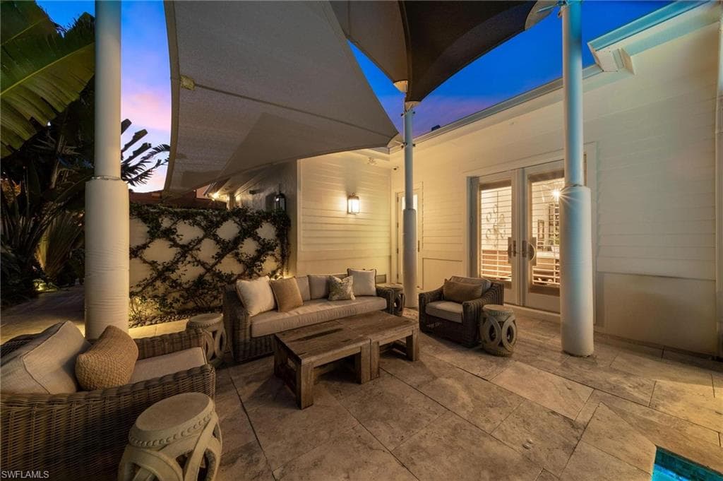 550 4th Ave N, Naples, FL 34102-38