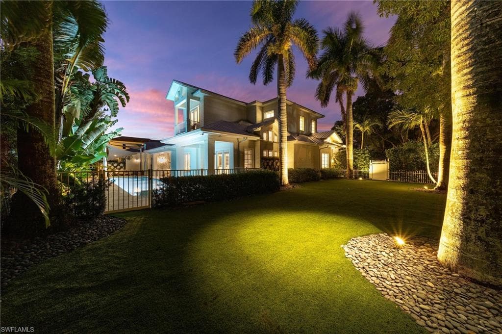 550 4th Ave N, Naples, FL 34102-3