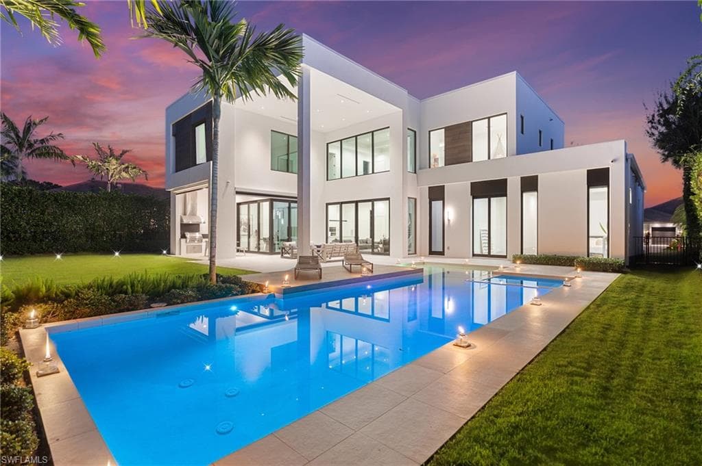 641 Starboard Dr, Naples, FL 34103-1